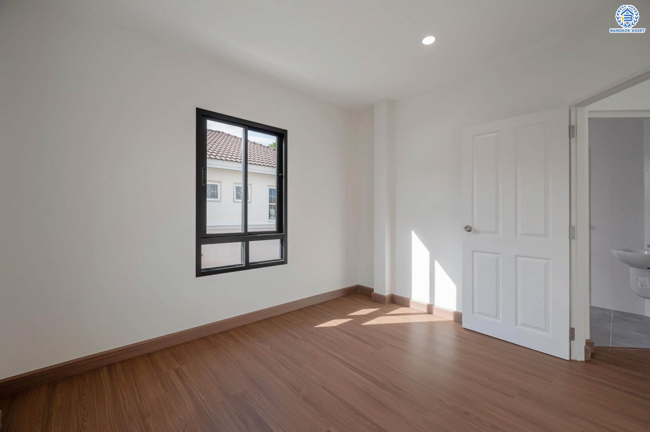 บ้านมือสองตกแต่งใหม่ โครงการ ชัยพฤกษ์ ติวานนท์-ราชพฤกษ์1หลังมุม เนื้อที่ 53.5 ตร.ว. ฟังก์ชัน 3 ห้องนอน 2 ห้องน้ำ จอดรถได้ 2 คัน สภาพแวดล้อมดี บนทำเลศักยภาพ หน้าโครงการติดถนนใหญ่ เชื่อมต่อถนนราชพฤกษ์ ใกล้จุดขึ้นทางด่วน "ศรีสมาน" ใกล้ห้าง "เซ็นทรัลเวสเกต" และ "โรบินสันศรีสมาน"